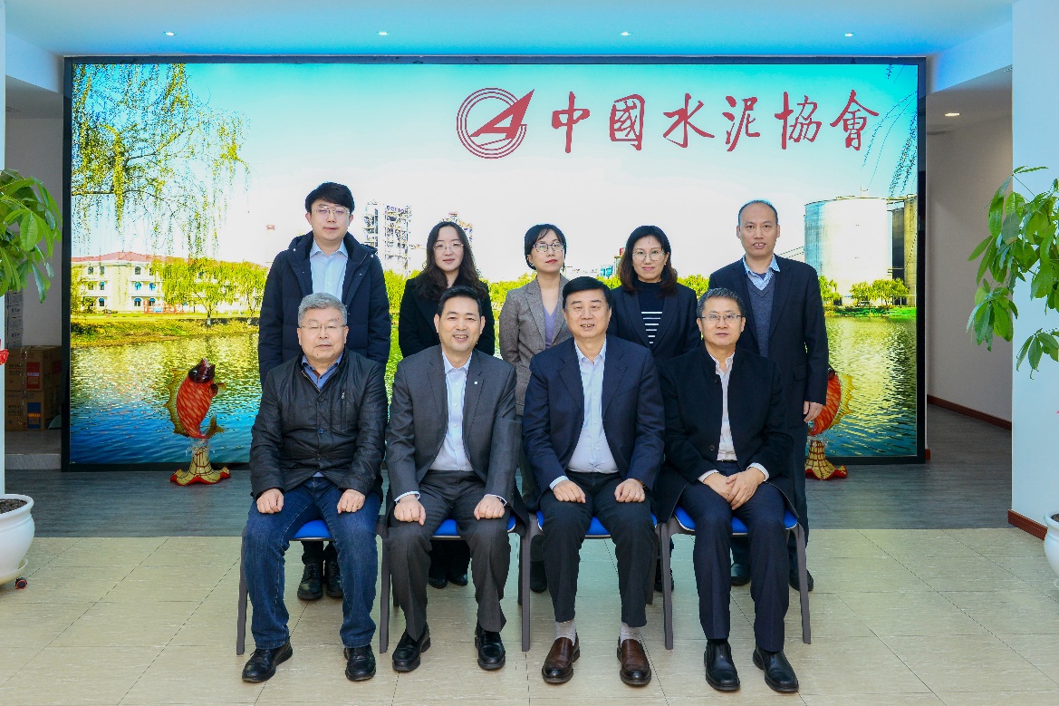 中材國(guó)際董事長(zhǎng)劉燕一行到訪中國(guó)水泥協(xié)會(huì)